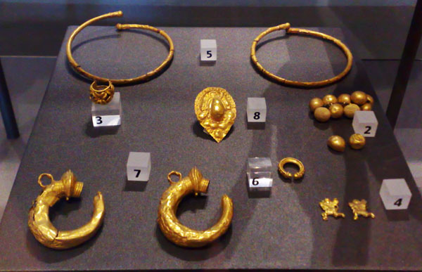 Etruscan jewelry from the 6-5th century B.C. (National Archaeological Museum of Chiusi)