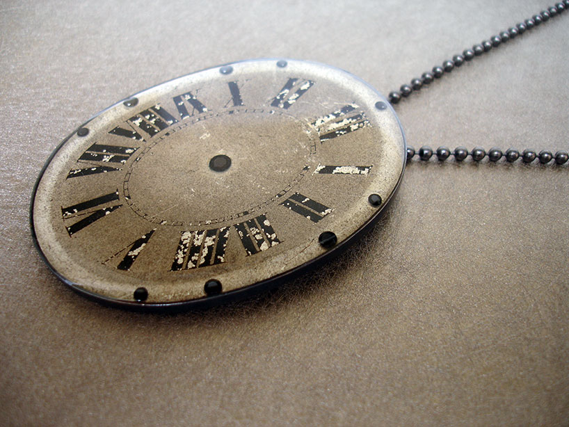 art925: oval antique watch face pendant in oxidized sterling silver, black zirconia, resin